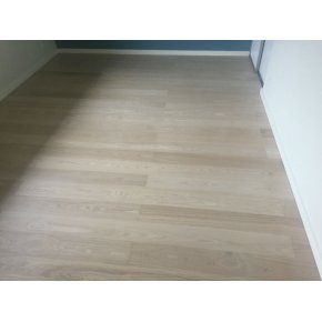 Her ses gulvet frdig behandlet. Gulvet er nu blevet afslebet og efterflgende behandlet med frst 1 gang lud og dernst 2 gange lak.