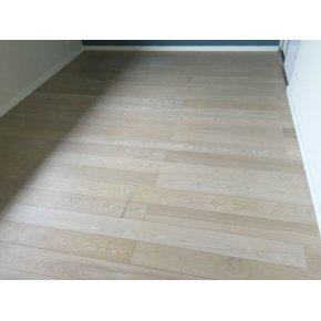 Hvidlakeret aske lamelgulv