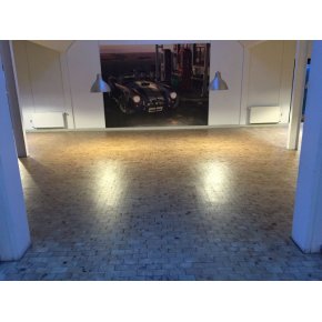 Vi efterbehandlede med 3 x lak hvor sidste x lak er 2 komponent lak. Her ses gulvet mellem 2 - 3 x lak hvor vi er pbegyndt mellemslibningen, verst til hjre med k120.  (Frdiggjort kantine billede)