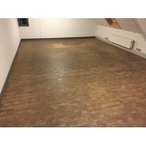 Vi afsleb ogs et kontorgulv. Her er trsorten dog egetr, men ligeledes et endetrs gulv.