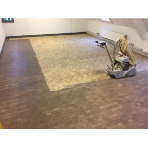 Fremgangsmden var dog den samme som ved kantinegulvet. Afslibning med hhv. k40, k60 og k80.