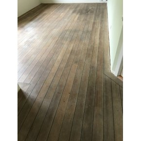 Sdan s Keruing gulvet ud inden afslibningen og efterbehandlingen.