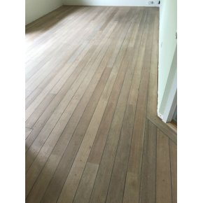 Keruing gulvet er nu afslebet og klar til efterbehandlingen.