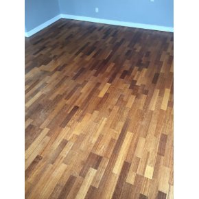 Her ses et kirsebrs lamelgulv fr afslibning. Gulvet fremstr slidt og uden den naturlige gld.