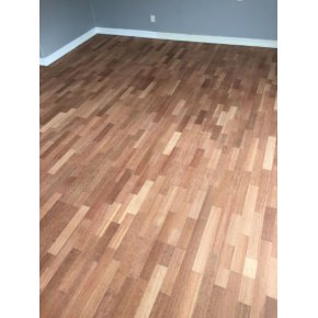 Sdan ser kirsebrs lamelgulvet ud rt. Gulvet er nu afslebet og rengjort- klar til efterbehandling.