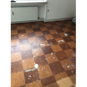 Her ses korkgulvet inden afslibningen.