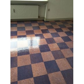 Gulvlakering af korkgulvet.