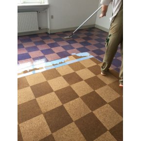 Gulvlakeringen ses pbegyndt. Til denne lakering anvendes en mat dybtone lak.