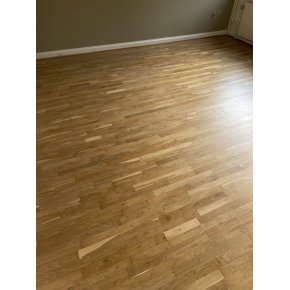 Det frdige resultat af egetrs lamelgulvet efter afslibning samt 2x alm. lak & 1x 2komp. mat toplak