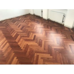 Gulvet er frdigbehandlet m. 3x mat lak.