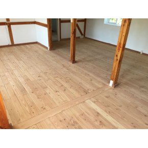 Douglas plankegulvet er nu f�rdigt. Afslebet og 2 gange hvidpigmenterets�be.