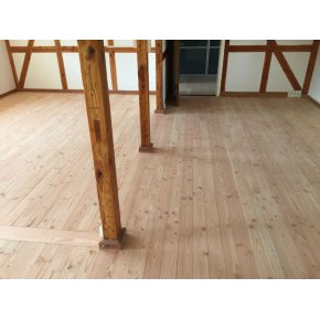 Douglas plankegulvet er nu f�rdig slebet, og klar til reng�ring og efterbehandling.