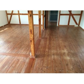 Douglas plankegulv afslebet og efterbehandlet m. 2x hvidpigmenteret sbe.