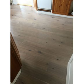 Her ses det frdige resultat efter 2x hvid plejeoliering. De ud- og nedslidte omrde er blevet udlignet og gulvet fremstr igen pnt.