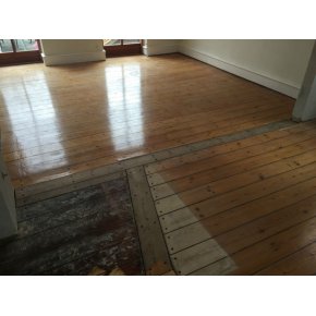 Afslibning af fyrretrs gulve, efterbehandlet med 1x lud og 3x matlak. - Her set gulvet fr afslibningen.