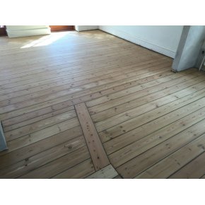 Afslibning af fyrretrs gulve, efterbehandlet med 1x lud og 3x matlak. - Her ses gulvet frdig slebet og ludbehandlet n gang.