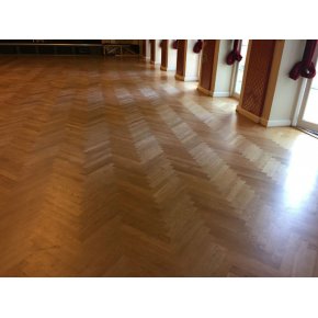 Her ses gulvet, i Guld Salen, fr plejeolieringen. Svendborg Borgerforening er belagt med et egetrs sildebensparket.