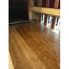 Her ses forskellen p gulvet under plejeolieringen fra balkonen.