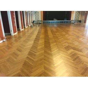 Her ses forskellen p gulvet under plejeolieringen.