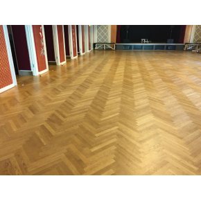 Her ses gulvet, i Guld Salen, fr plejeolieringen. Svendborg Borgerforening er belagt med et egetrs sildebensparket.