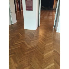 Her ses gulvene efter plejeolieringen. Egetrs sildebensparketgulvet har fet varmen og glden igen.