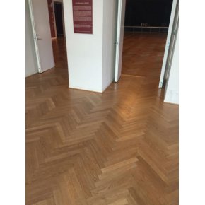 Her ses gulvene fr plejeolieringen. Svendborg Borgerforening er belagt med et egetrs sildebensparket.