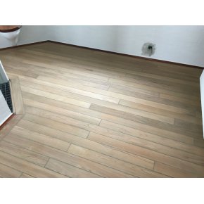 Teak parketgulv m. sort gummifuge afslebet og efterbehandlet m. naturolie