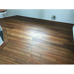 Det frdige resultat. Gulvet er blevet efterbehandlet med naturolie og fremstr igen med teaktrets struktur og gld.