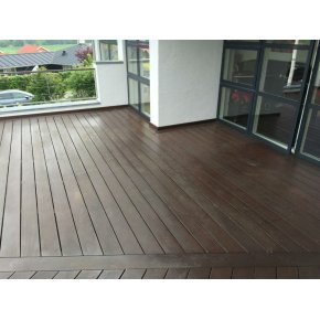 Trterrassen fr afslibning. En oliepigmenteret mrkt tr terrasse som nskes afslebet til genoliering.